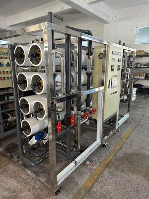 Bon prix 150 à 300 psi Rating de pression RO Système d'eau saumâtre avec ultrafiltration Pré-traitement et performances en ligne